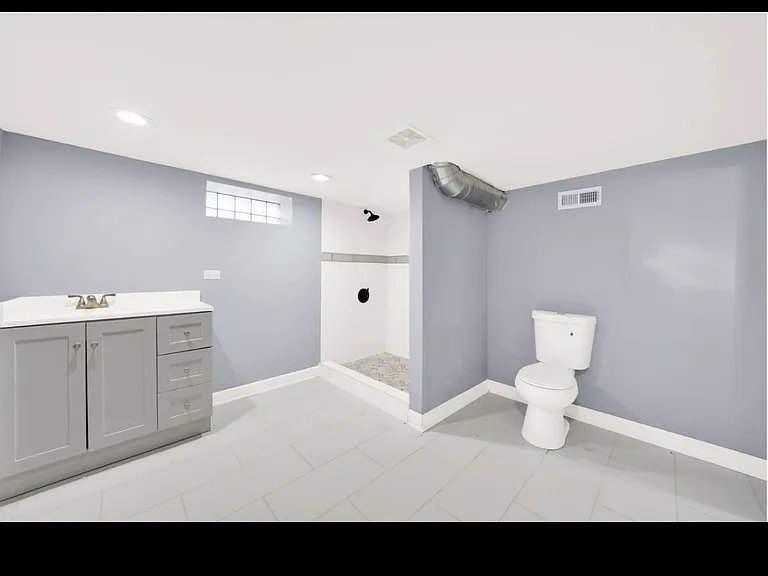 716 NW Holcomb Dr — Photo 4