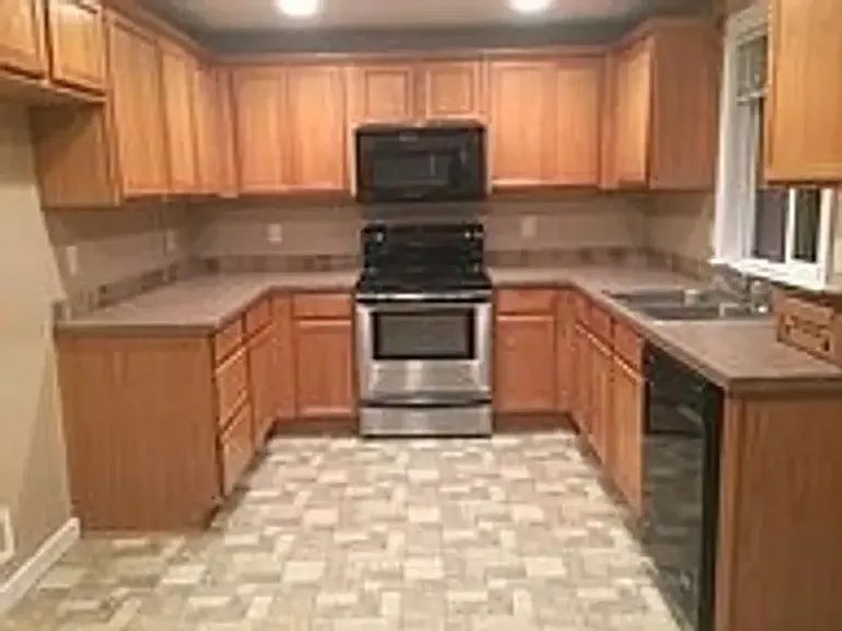 622 Trinity St NE — Photo 3