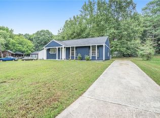 6813 Delta Lake Dr, Charlotte, NC 28215