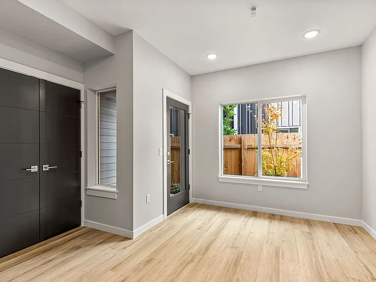7150 N Greenwich Ave #6 — Photo 6