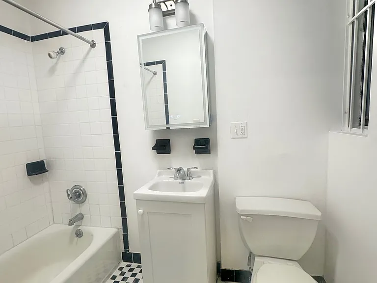 306 E 6th St #3 — Photo 10