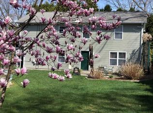 1 Wake Robin Trl, Saunderstown, RI 02874