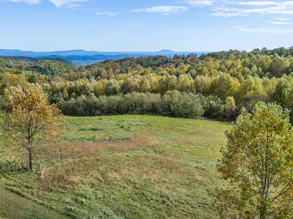 130 Continental Dr, Hillsville, VA 24343