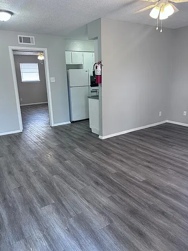 1608 W McIntyre St Photo 1