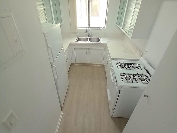 5th image of 308 N Rossmore Ave APT 9