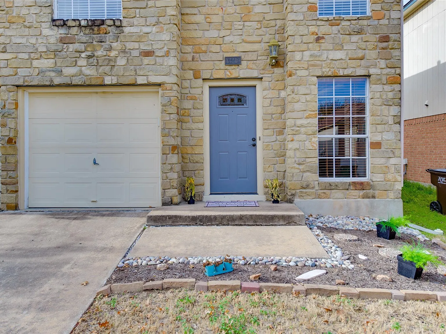 4 bed, 2.5 bath, 1893 sqft, $2,250 — Photo 4