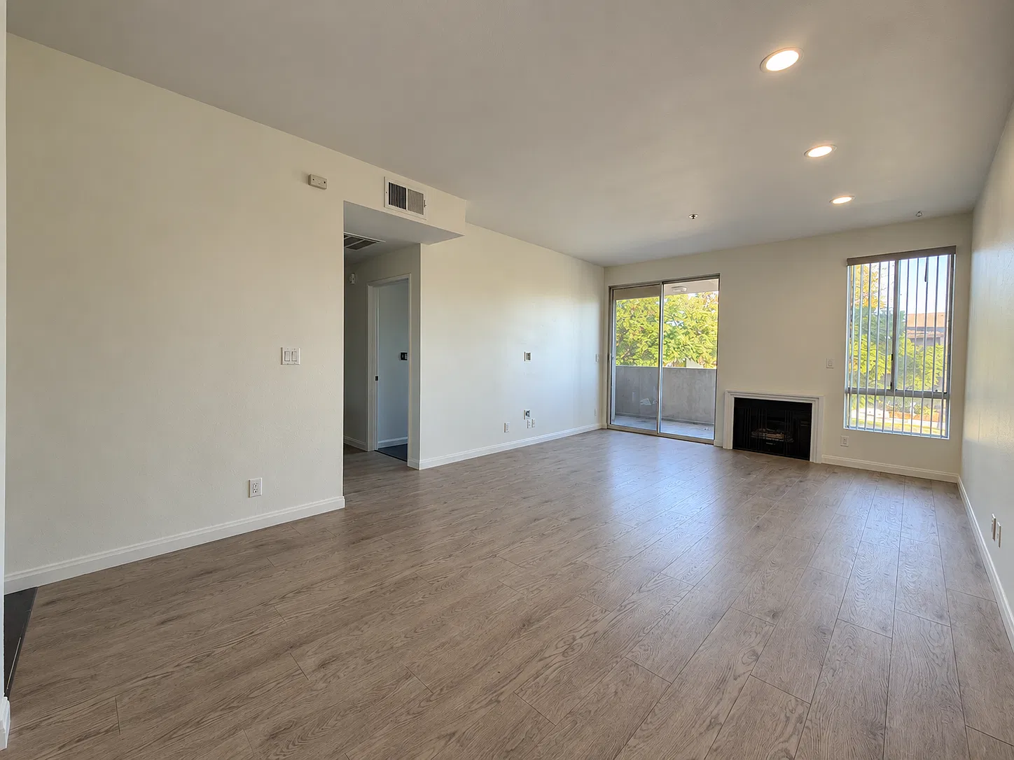 2 bed, 862 sqft, $2,385 — Photo 1