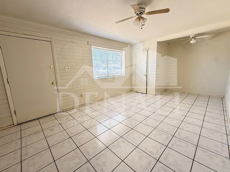 2232 E Burgess Ln — Photo 5