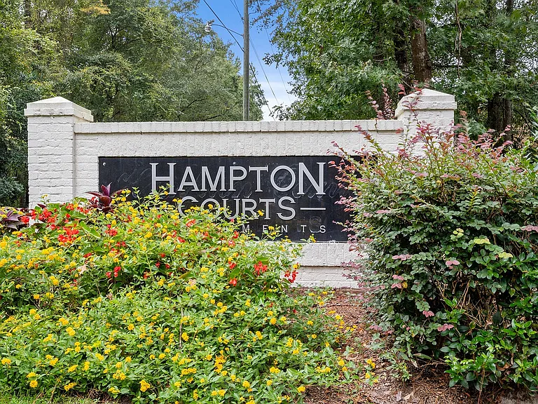Hampton Courts Apartments — Photo 11