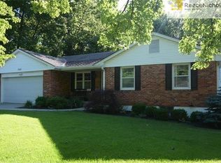 7915 Chadwick Ln, Prairie Village, KS 66208