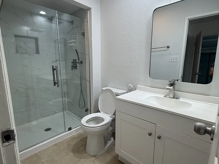1228 Warwick Dr — Photo 3