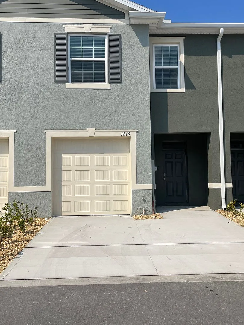 3 bed, 2.5 bath, 1758 sqft, $1,899 — Photo 1