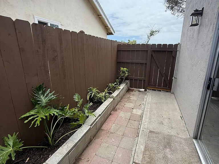Rosa Linda St — Photo 15