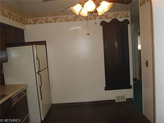 4th image of 6442 Almont Dr