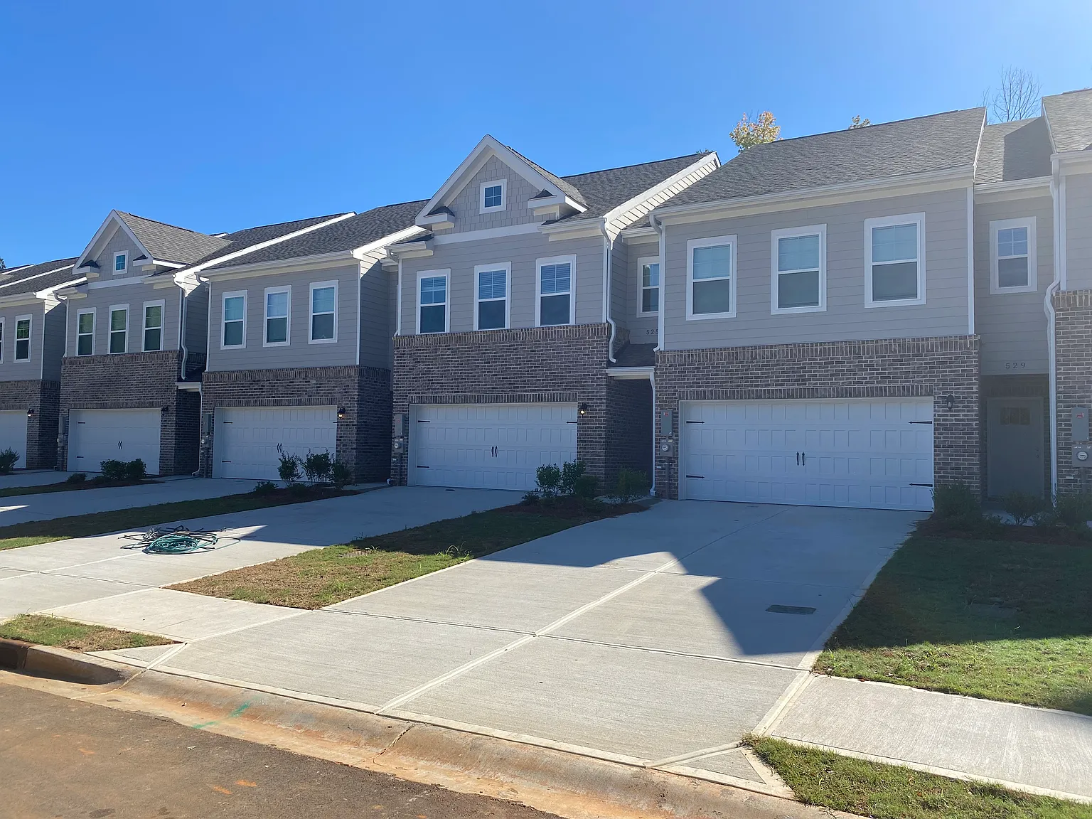 3 bed, 2.5 bath, 1849 sqft, $2,550 — Photo 2