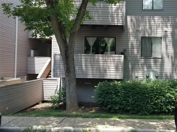 1325 Prospect Village Ln APT E, Ballwin, MO 63021