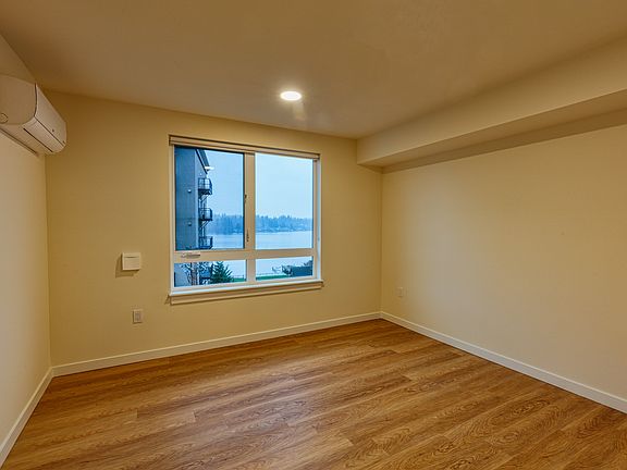 5th image of 9040 NE Juanita Dr #101