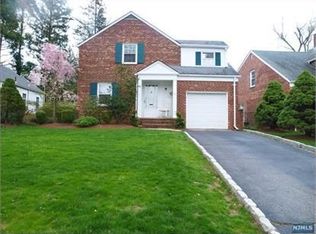 18 Oak St, Cresskill, NJ 07626