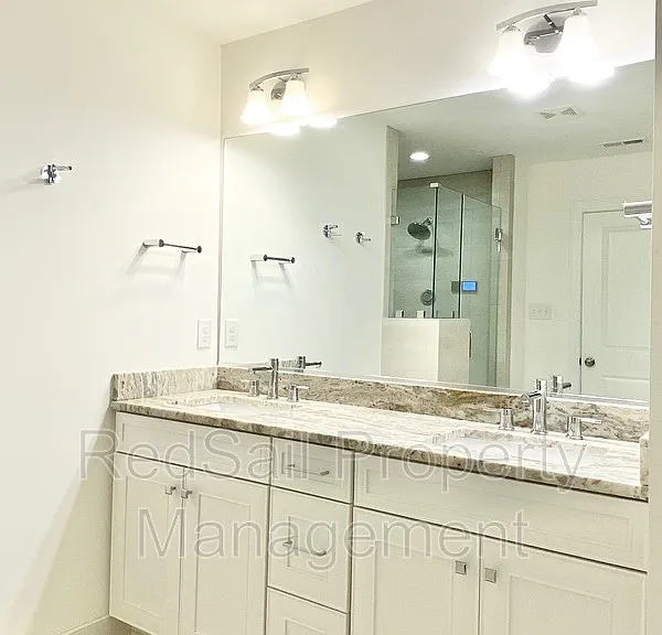 4808 Village Walk — Photo 14
