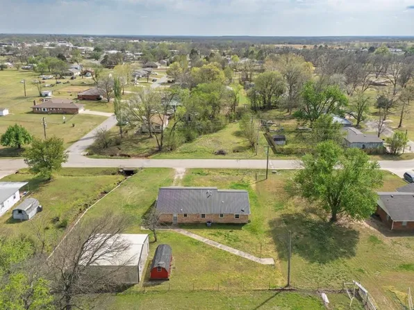 1310 W 15th St, Prague, OK 74864
