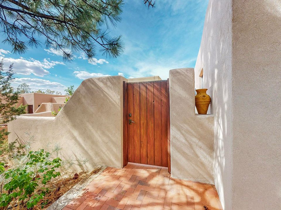 1st image of 302 Calle Estado