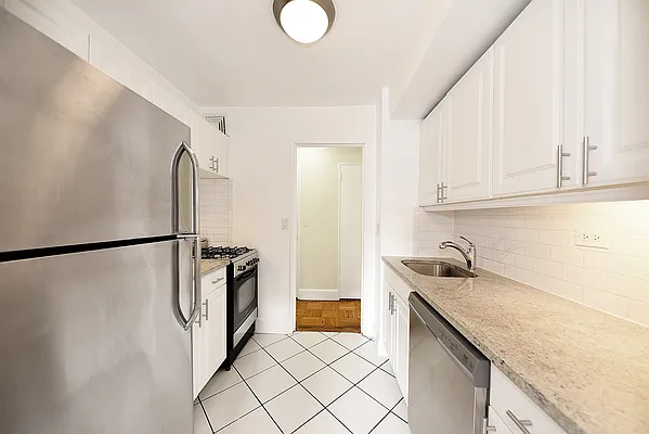 Rented by Buchbinder & Warren | media 21