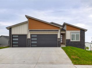 2815 Serenity Dr, Waukee, IA 50263
