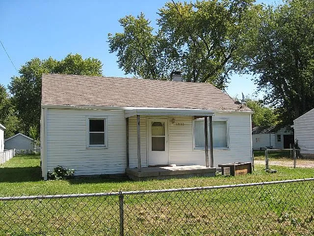 1203 S Chester Ave photo 1