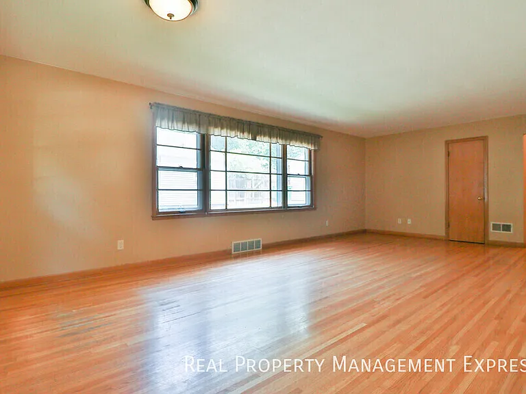 1904 S Hawthorne Ave — Photo 7