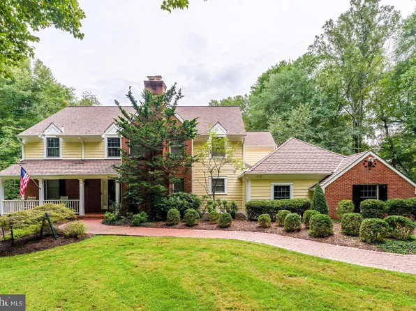 9709 Arnon Chapel Rd, Great Falls, VA 22066