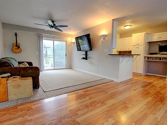 4th image of 487 Meadowlark Dr