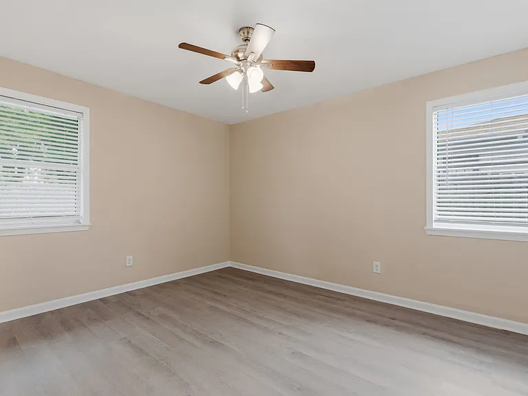 713 Lagoon Dr — Photo 8