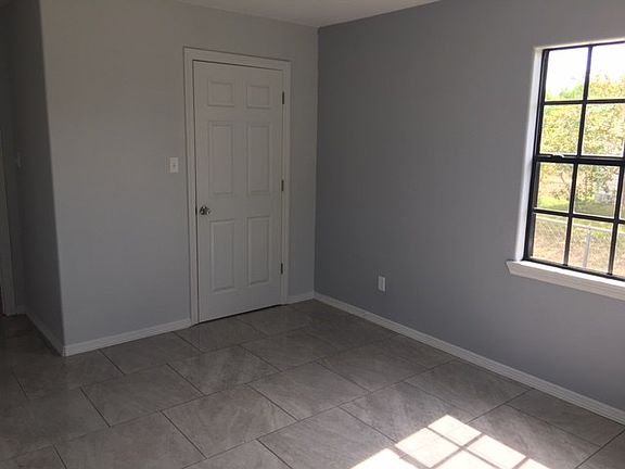 5th image of 2205 Moodie Ave