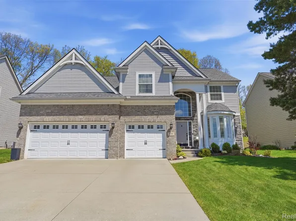 529 Napa Valley Dr, Milford, MI 48381