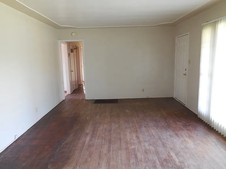 456 Drakeley Ave — Photo 6