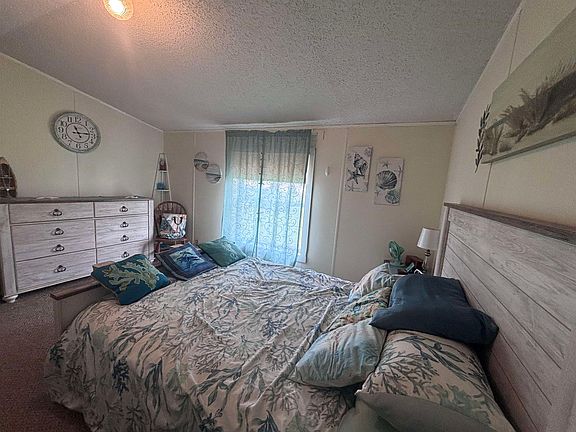 3rd image of 50 Margaret Dr