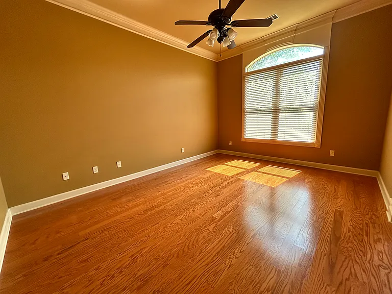 115 Noyant Dr — Photo 36