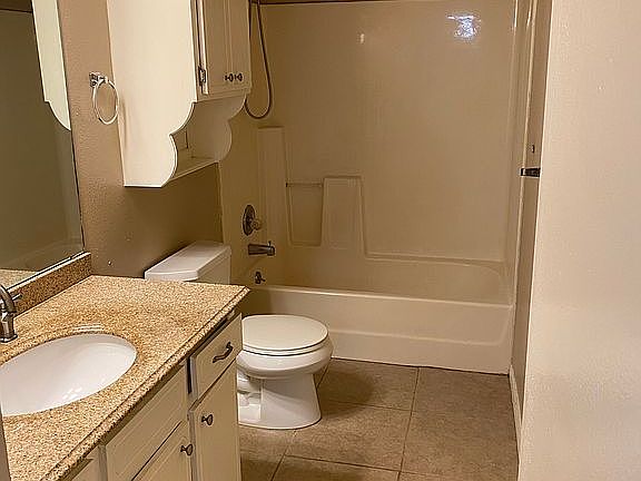 Shared bath between 2 bedroo