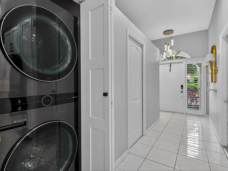 835 NE 17th Way — Photo 29