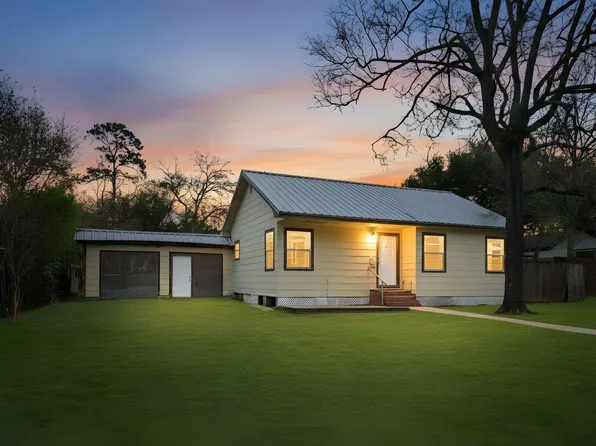 1202 N Roberson St, Conroe, TX 77301