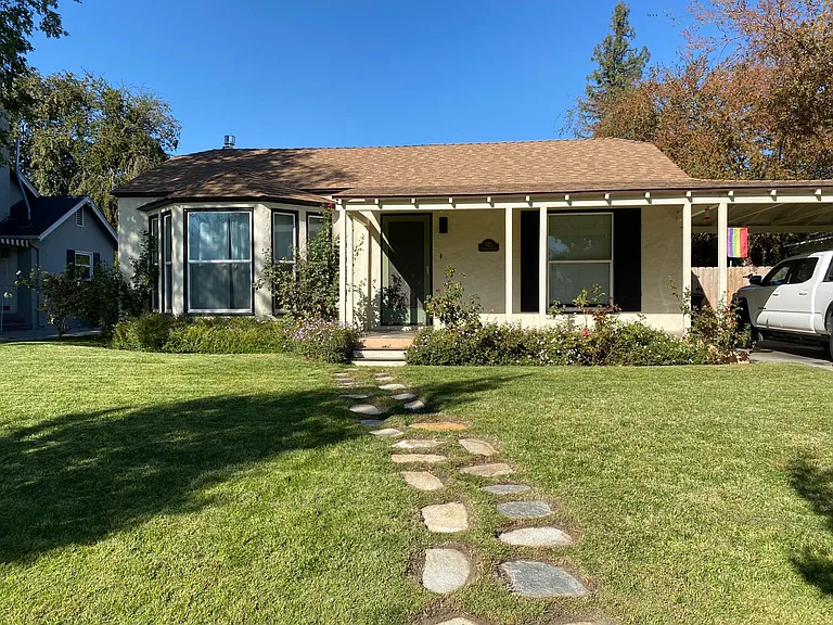 223 E University Ave — Photo 2