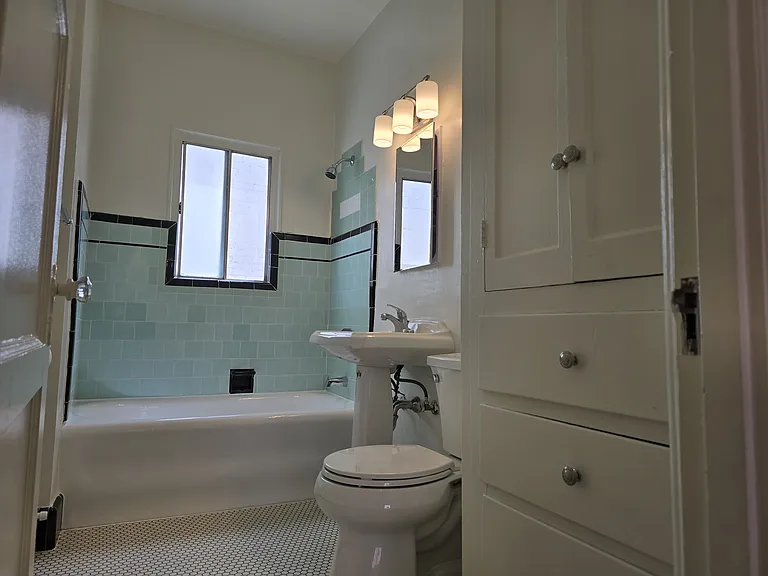 650 S Cloverdale Ave #4 — Photo 9