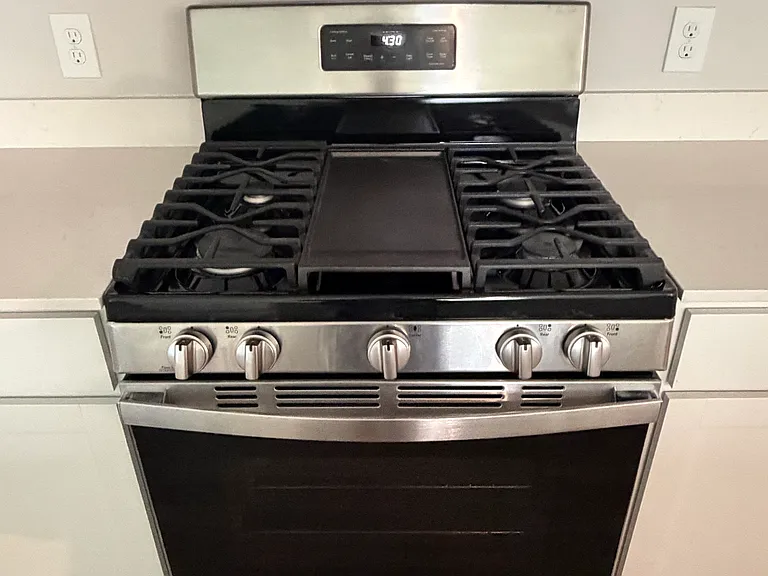 Brand new GE gas range with oven and broiler drawer