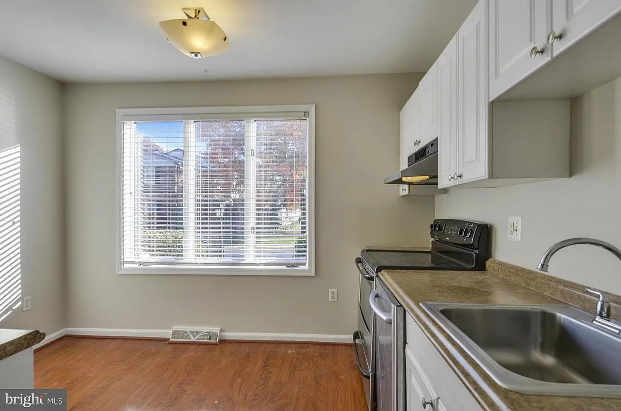 4 bed, 2.5 bath, 1900 sqft, $3,000 — Photo 4