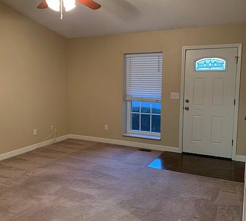 Vaulted Ceiling in Living Room. Ceiling Fan