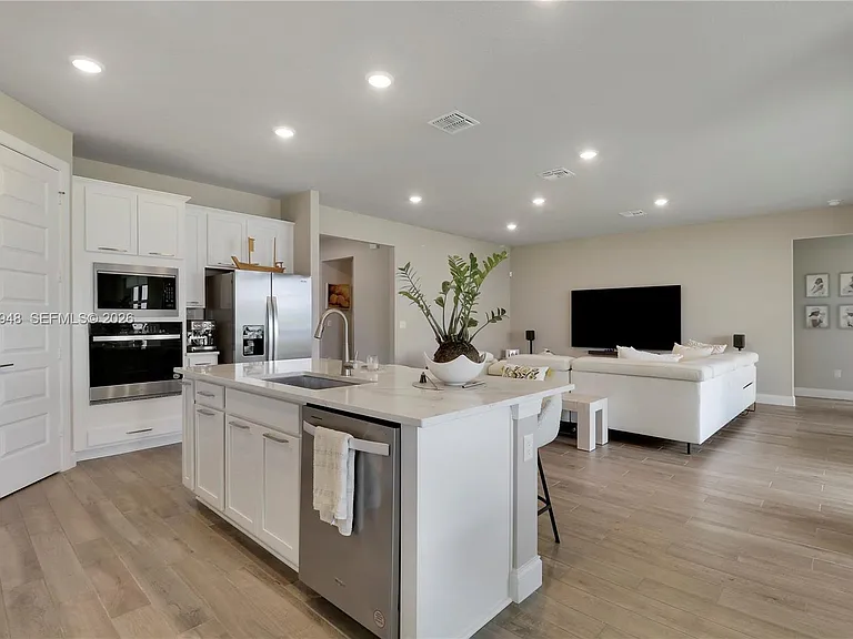 6489 NW Cloverdale Ave — Photo 6