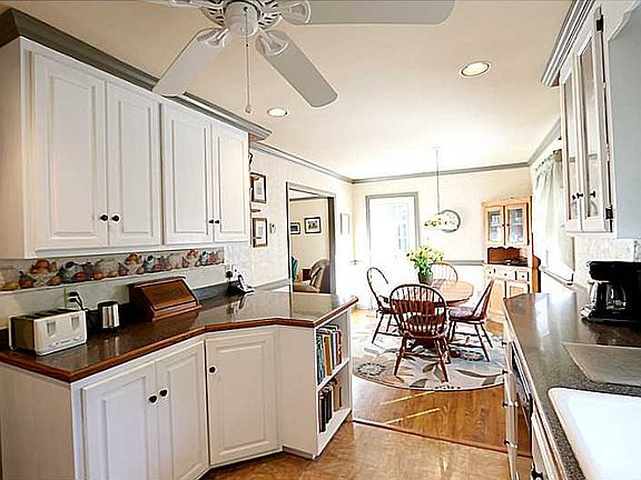 3rd image of 704 Leonard Ln