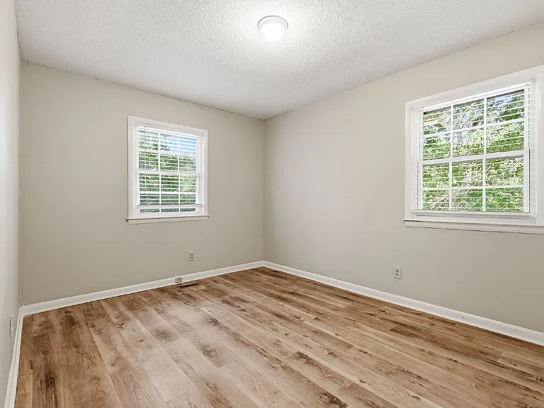 1902 Paisley Ave — Photo 14