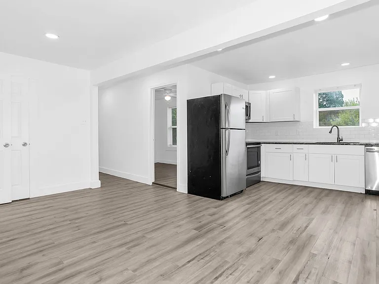 2737 Stuart Dr — Photo 30