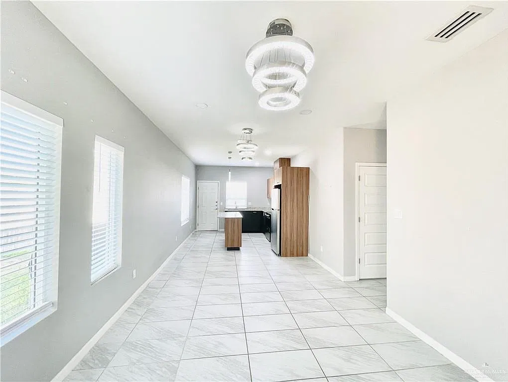 3 bed, 2.0 bath, 1045 sqft, $1,200 — Photo 4